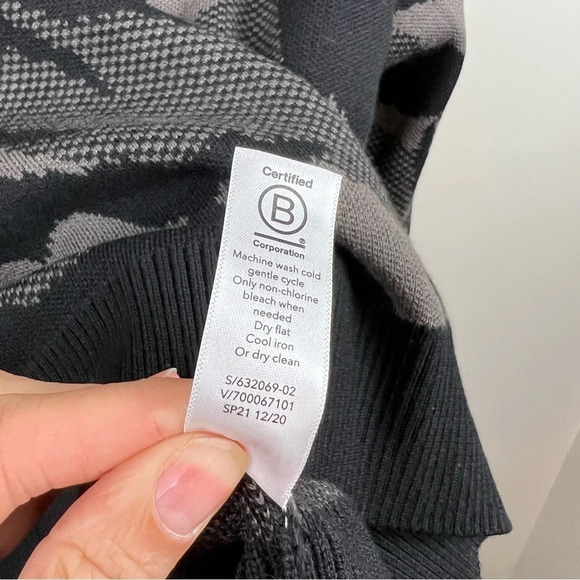 Athleta Jacquard Crew Textured Sweater Size XS Abstract Animal Print Merino Wool - Picture 9 of 9